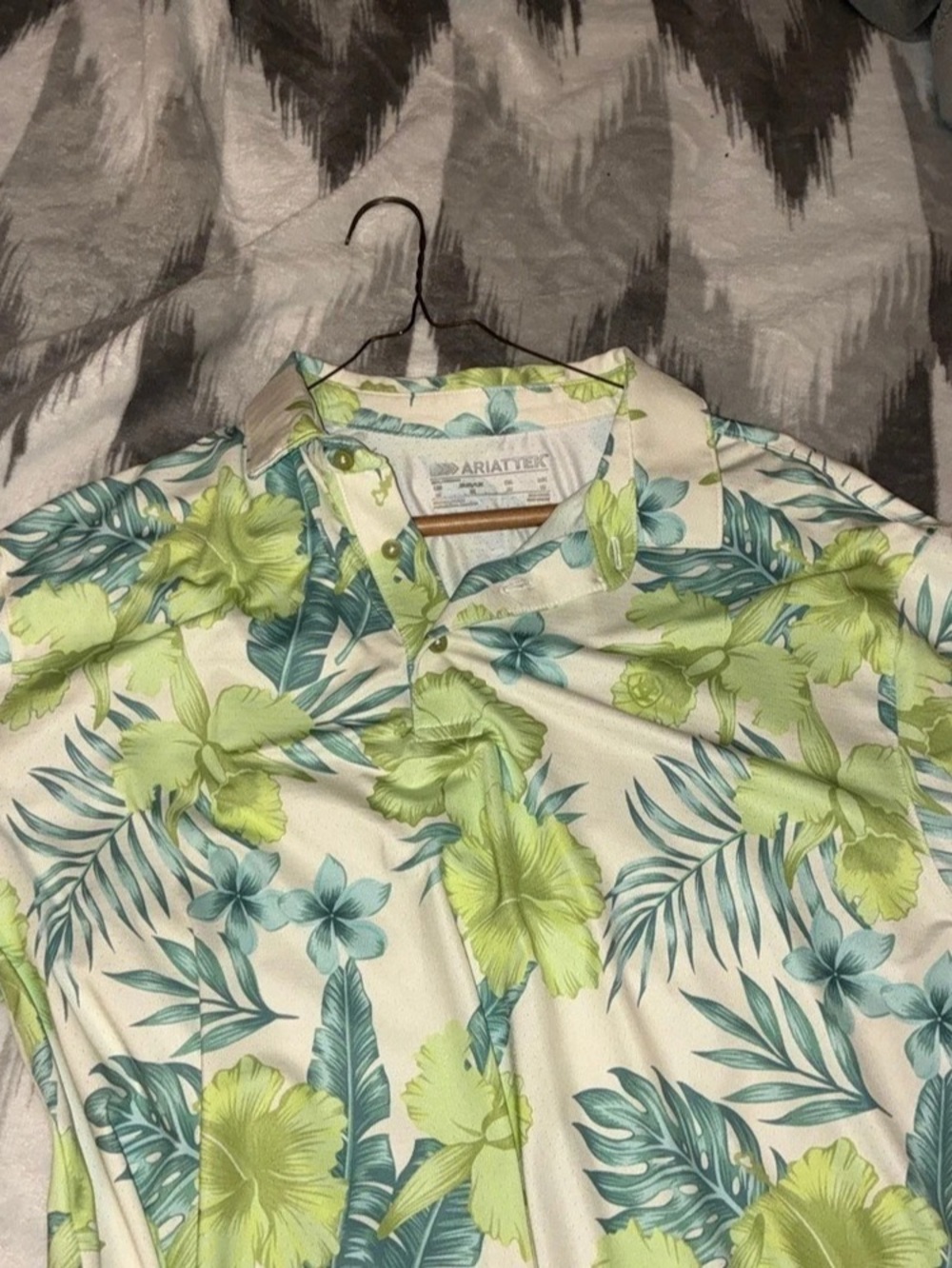 Ariat Floral Button Down in Cream & Green Large Like New